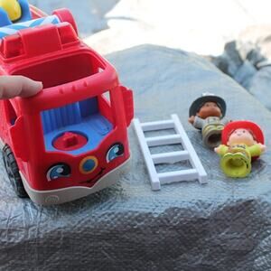 Fisher Price  LIttle People Helping Others Fire truck w/2 little people